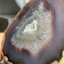 Load image into Gallery viewer, Top quality - Agate geode from Brazil with druzy in the middle