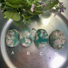 Load image into Gallery viewer, Top quality - natural color green flower agate palm stone