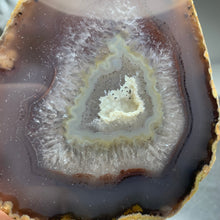 Load image into Gallery viewer, Top quality - Agate geode from Brazil with druzy in the middle