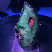 Load image into Gallery viewer, Rare - High quality Argentina red fox agate geode with UV reaction