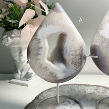 Load image into Gallery viewer, High quality Druzy agate drop from Brazil ( free stand)