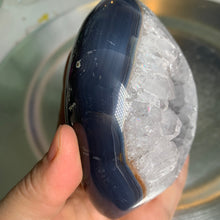 Load image into Gallery viewer, Rare - druzy agate tower with rainbow and nice bending on skin / rainbow amethyst tower