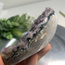 Load image into Gallery viewer, High quality - Uruguayan Amethyst with Natural Color Gradient