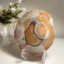 Load image into Gallery viewer, Top Quality Agate Slice from Brazil – Creamy Bands & Druzy Center (free stand)