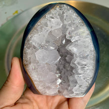 Load image into Gallery viewer, Rare - druzy agate tower with rainbow and nice bending on skin / rainbow amethyst tower