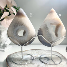 Load image into Gallery viewer, High quality Druzy agate drop from Brazil ( free stand)