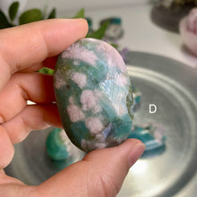 Load image into Gallery viewer, Top quality - natural color green flower agate palm stone