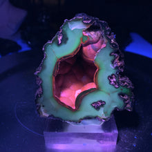 Load image into Gallery viewer, Rare - High quality Argentina red fox agate geode with UV reaction