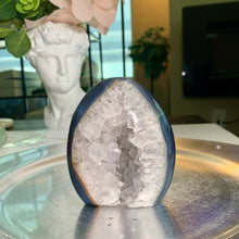 Load image into Gallery viewer, Rare - druzy agate tower with rainbow and nice bending on skin / rainbow amethyst tower