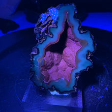 Load image into Gallery viewer, Rare - High quality Argentina red fox agate geode with UV reaction
