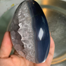 Load image into Gallery viewer, Rare - druzy agate tower with rainbow and nice bending on skin / rainbow amethyst tower
