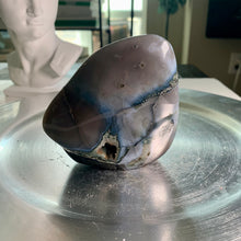 Load image into Gallery viewer, Rare - agate with amethyst teeth and calcite , blue bending on skin