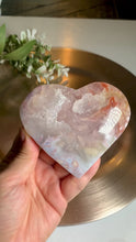 Load and play video in Gallery viewer, High quality - flower agate heart with druzy / druzy flower agate heart
