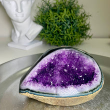 Load image into Gallery viewer, High quality - Uruguay amethyst geode with moss agate banding on skin
