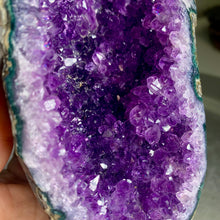 Load image into Gallery viewer, High quality - Uruguay amethyst geode with moss agate banding on skin
