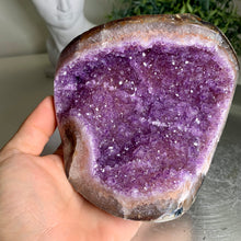 Load image into Gallery viewer, High quality - Uruguay amethyst geode with orange color banding on skin
