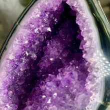 Load image into Gallery viewer, High quality - Uruguay amethyst geode with moss agate banding on skin
