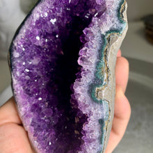 Load image into Gallery viewer, High quality - Uruguay amethyst geode with moss agate banding on skin
