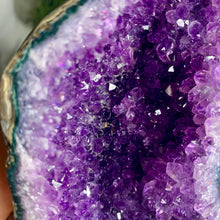 Load image into Gallery viewer, High quality - Uruguay amethyst geode with moss agate banding on skin
