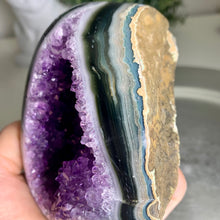 Load image into Gallery viewer, High quality - Uruguay amethyst geode with moss agate banding on skin
