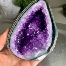 Load image into Gallery viewer, High quality - Uruguay amethyst geode with moss agate banding on skin
