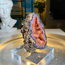 Load image into Gallery viewer, Rare - High quality Argentina red fox agate geode with UV reaction

