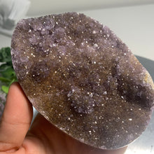 Load image into Gallery viewer, High quality -  Uruguayan Amethyst with Natural Color Gradient
