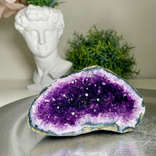 Load image into Gallery viewer, High quality - Uruguay amethyst geode with moss agate banding on skin
