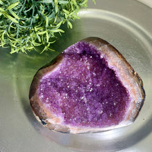 Load image into Gallery viewer, High quality - Uruguay amethyst geode with orange color banding on skin
